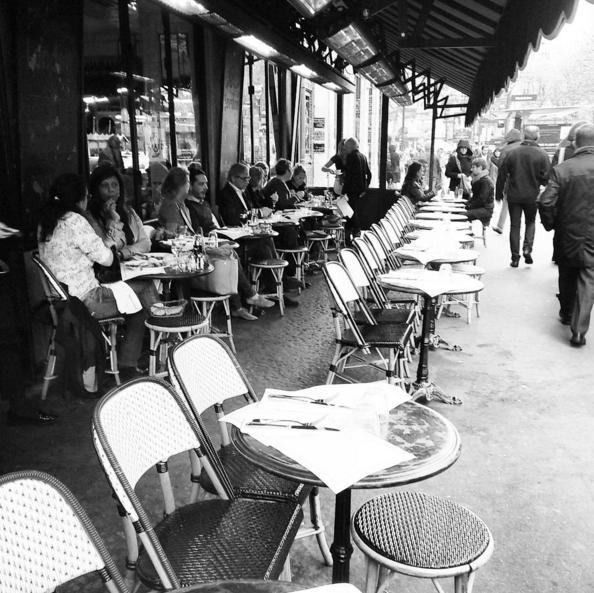 Фото 5 Парижане поужинали в ресторанах, чтобы почтить память жертв теракта и побороть страх