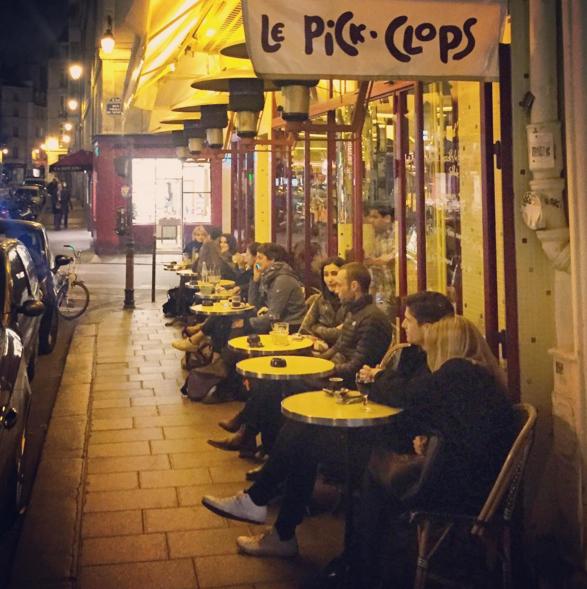 Фото 1 Парижане поужинали в ресторанах, чтобы почтить память жертв теракта и побороть страх
