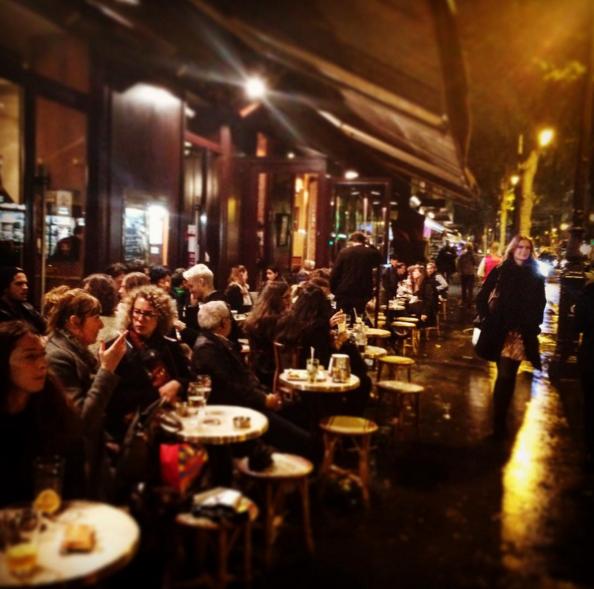 Фото 4 Парижане поужинали в ресторанах, чтобы почтить память жертв теракта и побороть страх