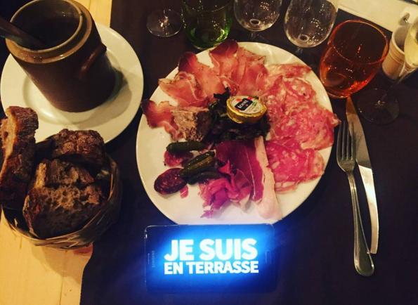 Фото 2 Парижане поужинали в ресторанах, чтобы почтить память жертв теракта и побороть страх