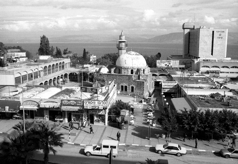 Город Тверия на берегу Галилейского озера