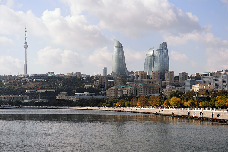 Вид на архитектурный комплекс "Башни Пламени" и телевышку в Баку