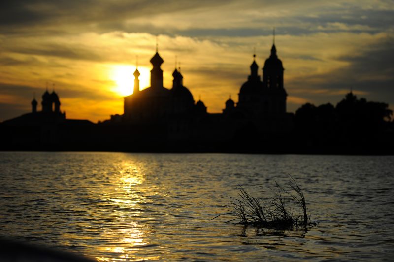 Вид на Ростовский Кремль со стороны озера Неро.