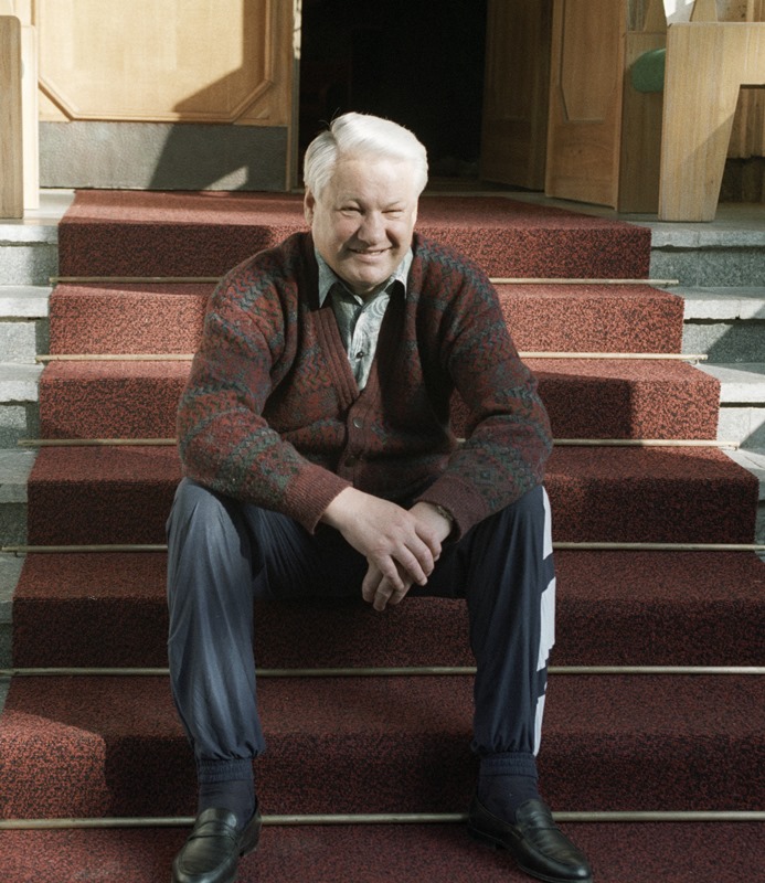 Президент РФ Борис Николаевич Ельцин на крыльце загородной резиденции в Завидово, 1993 год