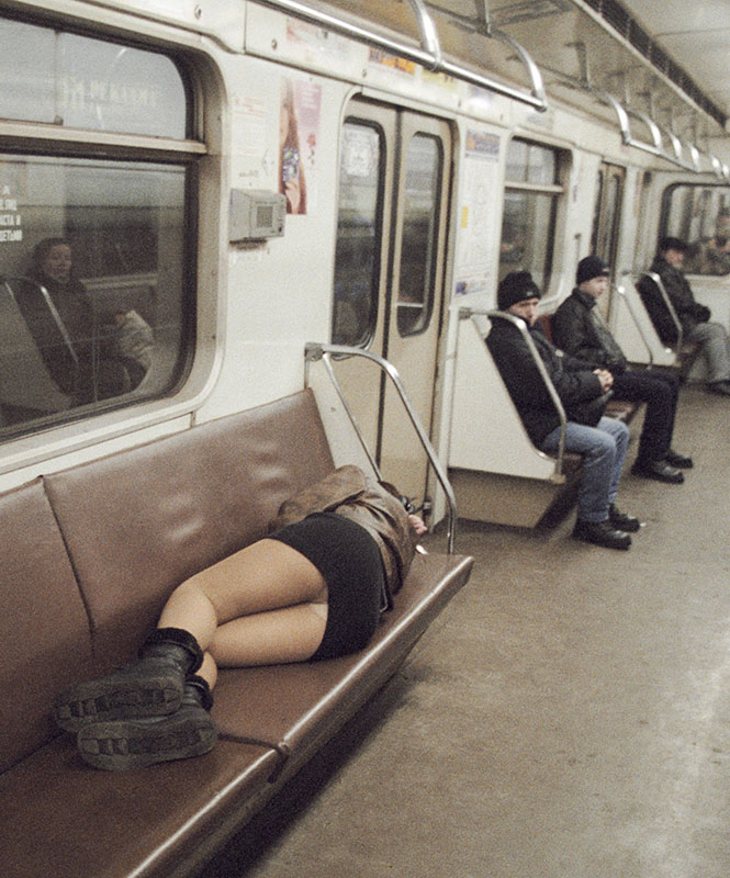 Девушка разделась в метро фото