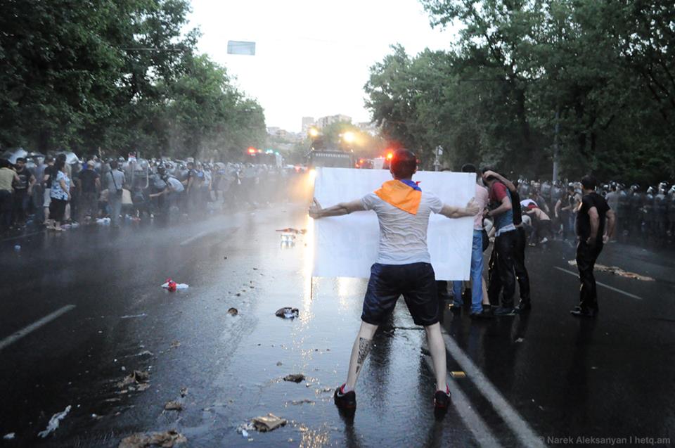Фото 1 Разгон полицией протестующих против высоких тарифов в Ереване