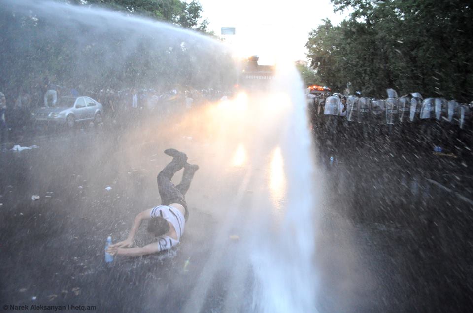 Фото 3 Разгон полицией протестующих против высоких тарифов в Ереване