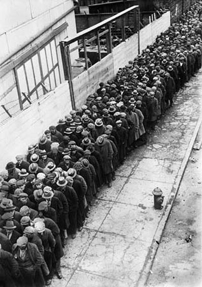 1930: Великая депрессия. Бездомные и безработные в Нью-Йорке ищут кров.