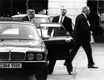 16 сентября 1992: Норманн Ламонт и Робин Ли-Пембертон покидают министерство финансов после изгнания из европейского механизма регулирования валютных курсов