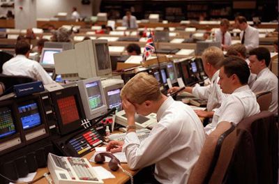 1992:  Дилеры компании "Стерлинг" во время кризиса валютных курсов