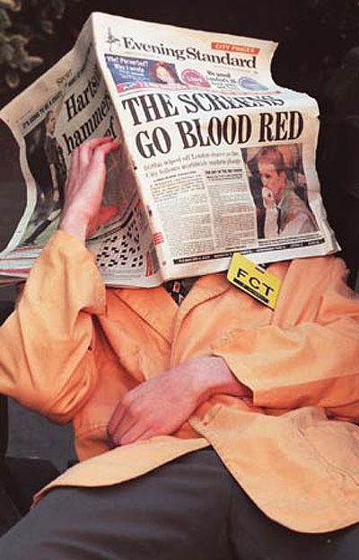 28 октября 1997: Трейдер Лондонской международной биржи финансовых фьючерсов отдыхает от напряженных торгов. В середине дня цены акции резко обвалились