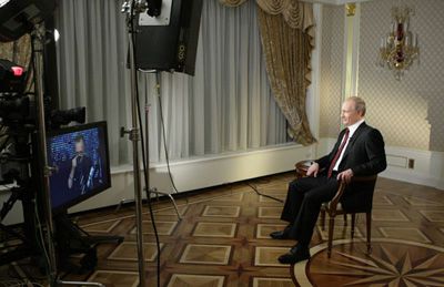 Фото 1 В.В.Путин во время интервью Ларри Кингу