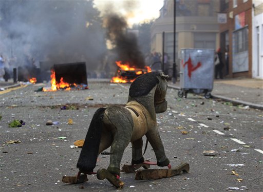 Фото 11 Великобритания охвачена беспорядками. ФОТО, ВИДЕО