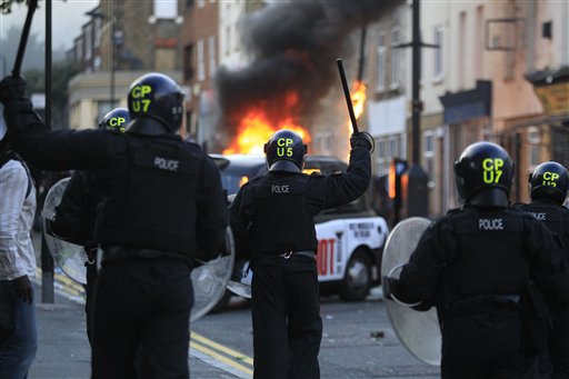 Фото 4 Великобритания охвачена беспорядками. ФОТО, ВИДЕО