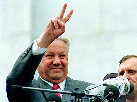 Борис Ельцин обещал лечь на рельсы