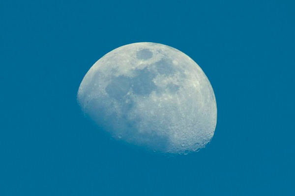 Почему луну иногда видно днем?