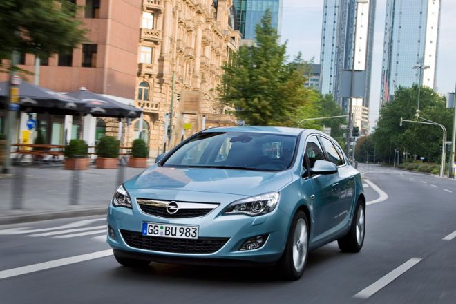 Opel Astra (17 153 автомобилей; -18,1%) от  599 999 руб