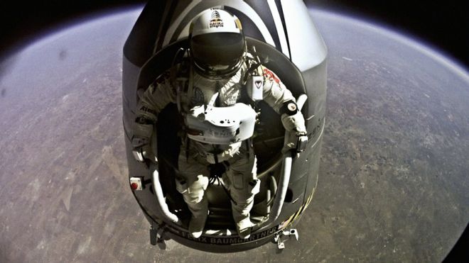 Прыжок парашютиста Феликса Баумгартнера: "Я улетаю на большом воздушном шаре, куда не знаю, зачем не знаю?"