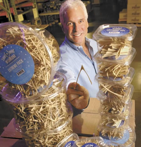 Мужчина стал миллионером благодаря производству пластиковых косточек желаний