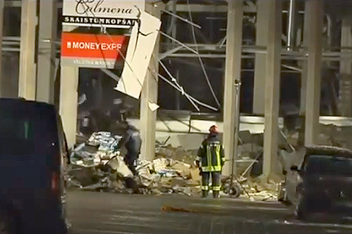 Фото 2 Обрушение крыши торгового центра "Maxima" в Риге
