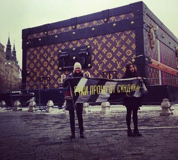 Фото 1 Скандальный чемодан Louis Vuitton на Красной площади