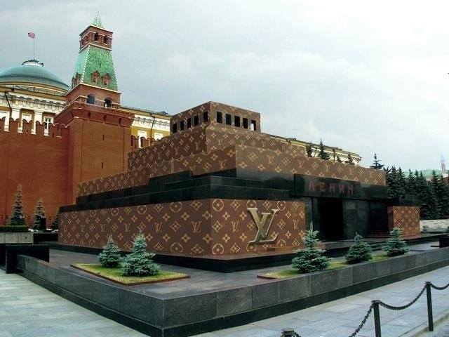Фото 4 Скандальный чемодан Louis Vuitton на Красной площади
