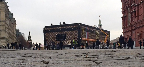 Фото 6 Скандальный чемодан Louis Vuitton на Красной площади