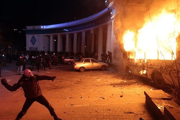 Фото 2 Самые страшные кадры столкновений между протестующими и правоохранительными органами в Киеве