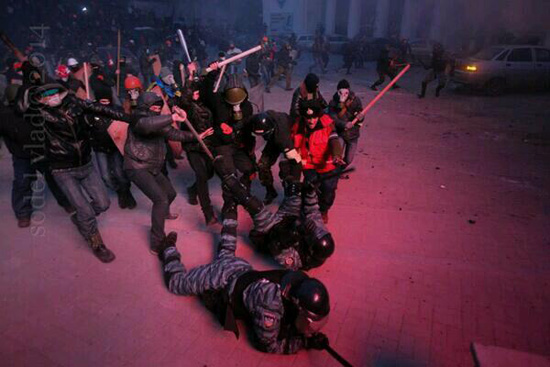 Фото 7 Самые страшные кадры столкновений между протестующими и правоохранительными органами в Киеве