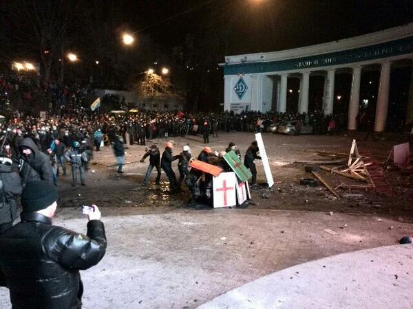 Фото 10 Самые страшные кадры столкновений между протестующими и правоохранительными органами в Киеве