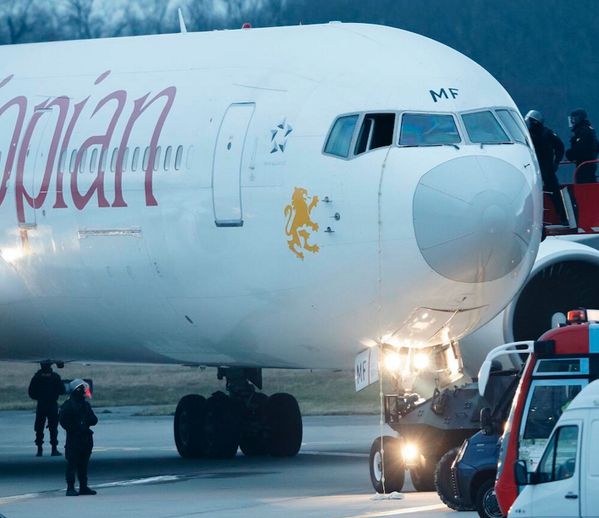 Фото 2 Безоружный 30-летний второй пилот угнал самолет "Эфиопских авиалиний"