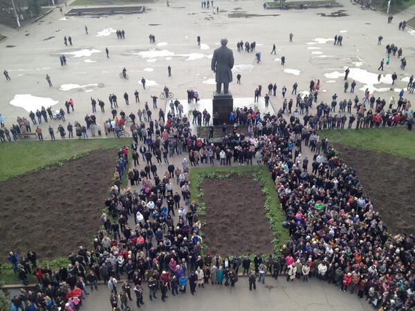 Фото 1 Баррикады и митинги на юго-востоке Украины в фотографиях пользователей Twitter