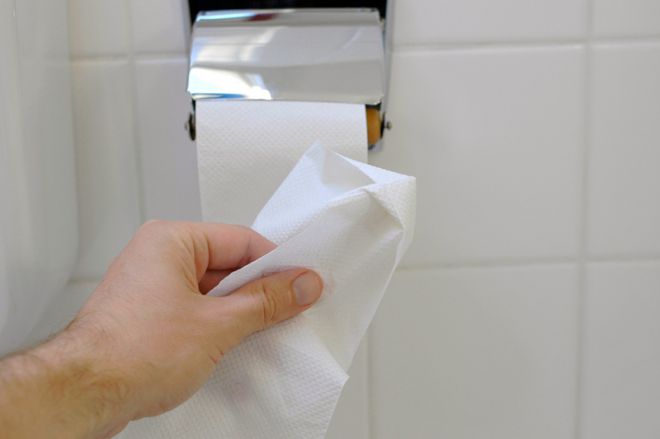 В офисах качественную туалетную бумагу заменяют более дешевой