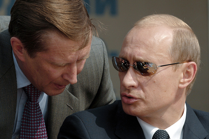 Президент России Владимир Путин и министр обороны РФ Сергей Иванов. (МАКС-2005)