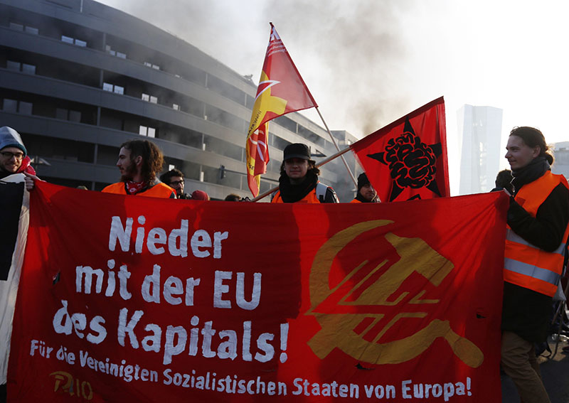 Фото 1 Акция протеста из-за открытия во Франкфурте-на-Майне нового офиса ЕЦБ