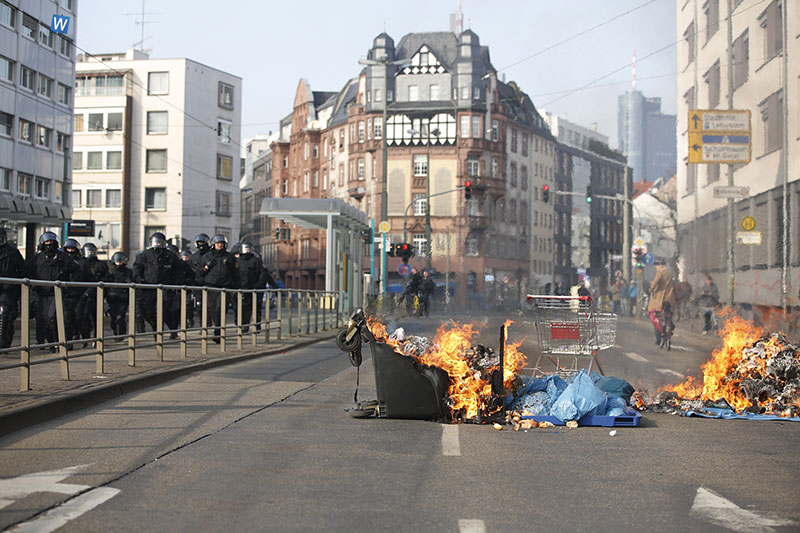 Фото 13 Акция протеста из-за открытия во Франкфурте-на-Майне нового офиса ЕЦБ