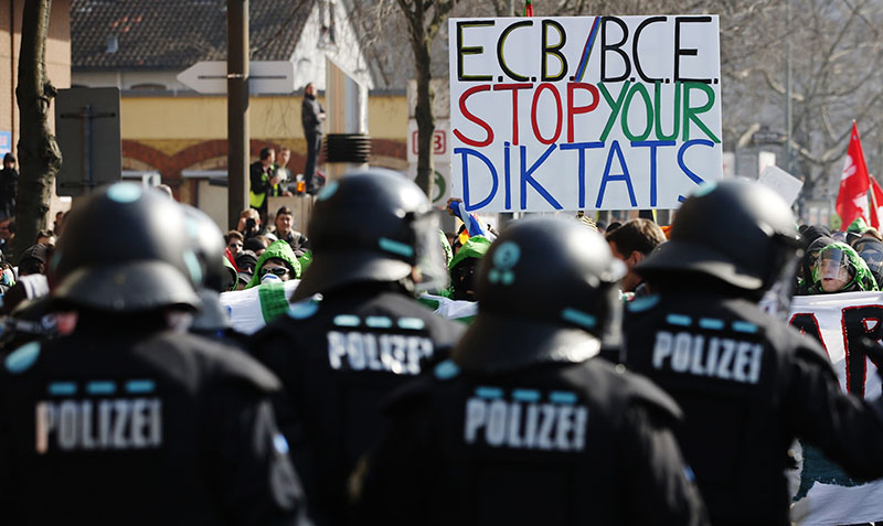 Фото 16 Акция протеста из-за открытия во Франкфурте-на-Майне нового офиса ЕЦБ